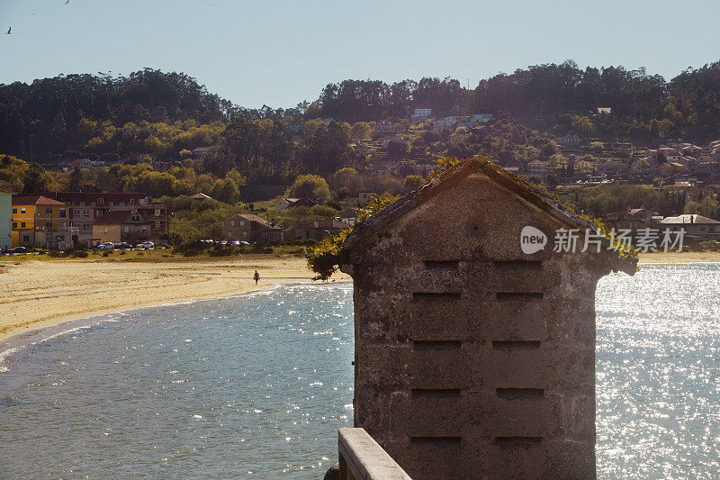 Ría de Aldán，海滩和村庄，hórreo位于西班牙加利西亚蓬特韦德拉省的前景